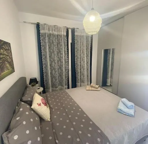 Christie's Panorama * Pondi